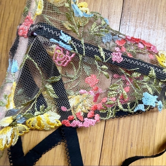 NWT Victorias Secret Yellow Floral Lace Embroidered Garter Belt Lingerie M/L - Picture 3 of 5